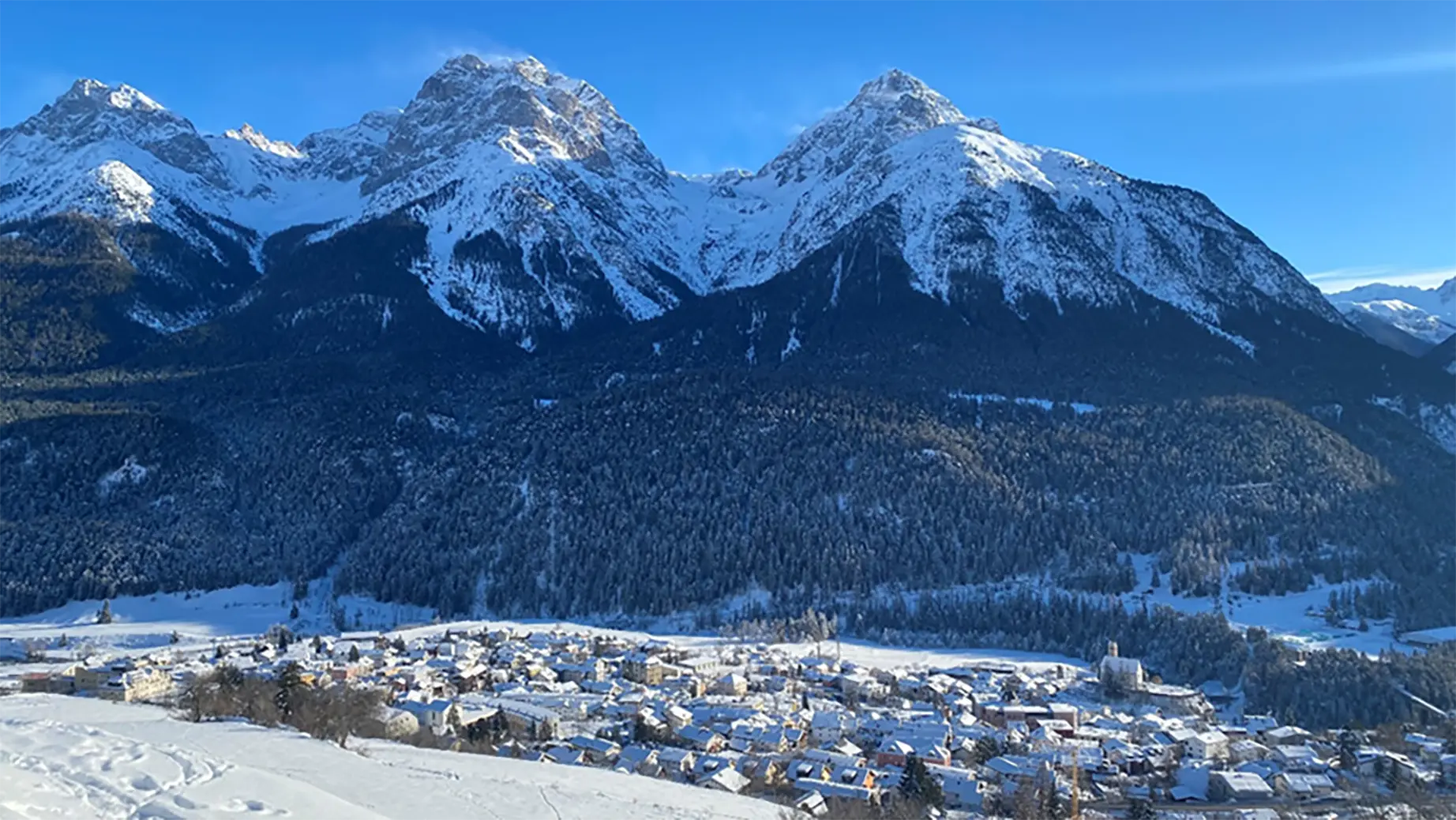 Schöne Aussicht auf die Gemeinde Scuol